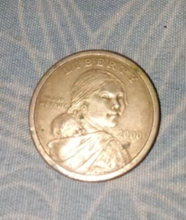 moneda de dólar Sacagawea del año 2000.