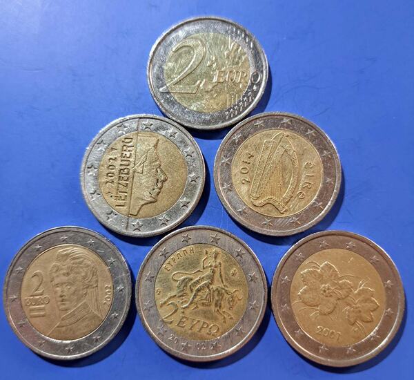 2#Vendo lote de 5 monedas de 2 € de varios países (ver foto)