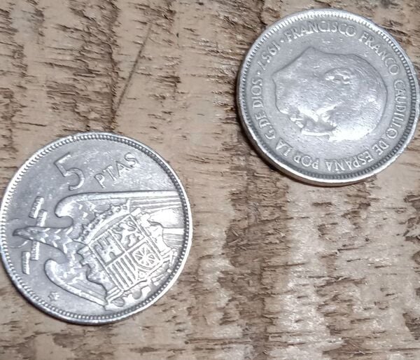 2 monedas de 5 pesetas de 1957