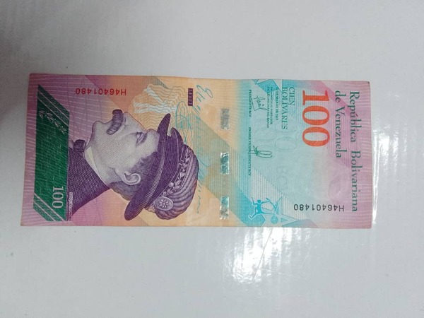 100 bolívares