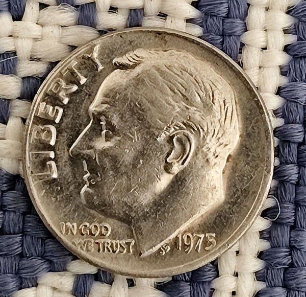 Moneda 10 centavos de dólar 1975 sin seca
