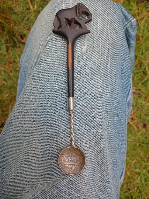Foto 2 Moeda não identificada: GEORGIVS VI REX ET INDI AE IMPERATOR 1942 ONE SHILLING SILVER COIN SPOON WITH WOODEN HANDLE